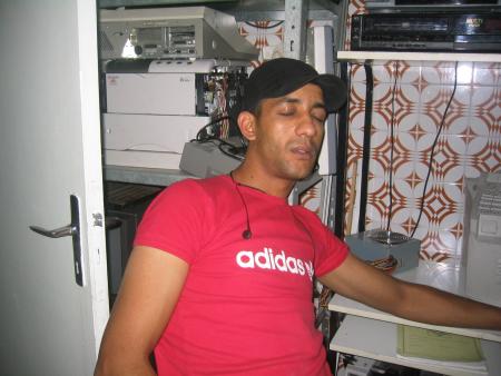 Je dort au travail parce que je suis tres fatiguee.  lol